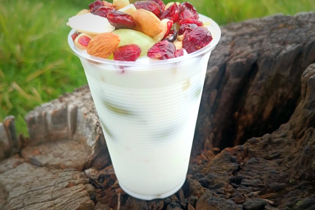 Vaso de yogurt griego con uva